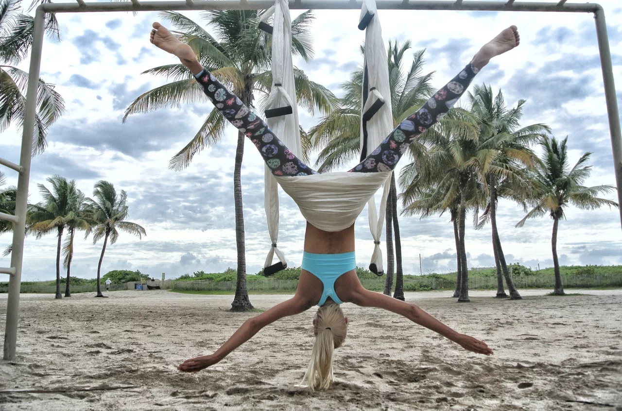 Aerial Yoga am Strand