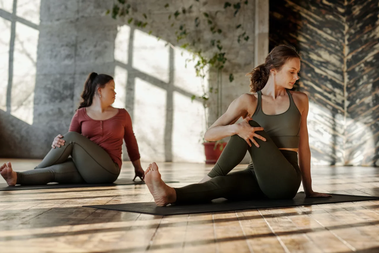 2 Mädchen während einer Yin Yoga Stunde